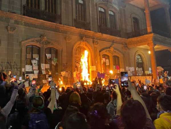 Vandalizan Palacio De Gobierno Tras Protesta Feminista Peri Dico El Regio